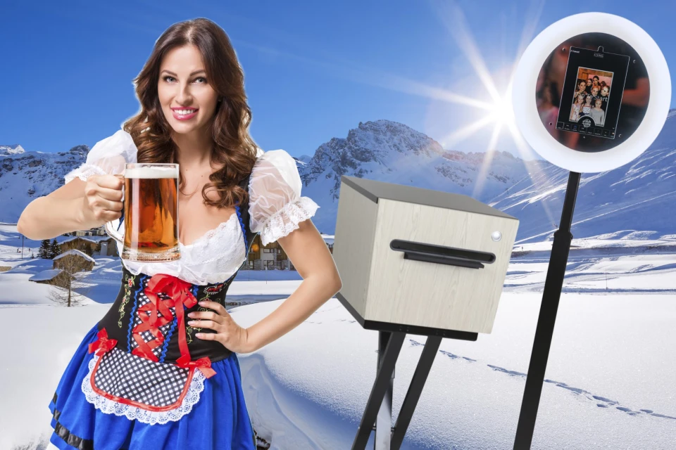 Sneeuwthema met ski-elementen en witte photobooth in de buitenlucht onder een heldere lucht.