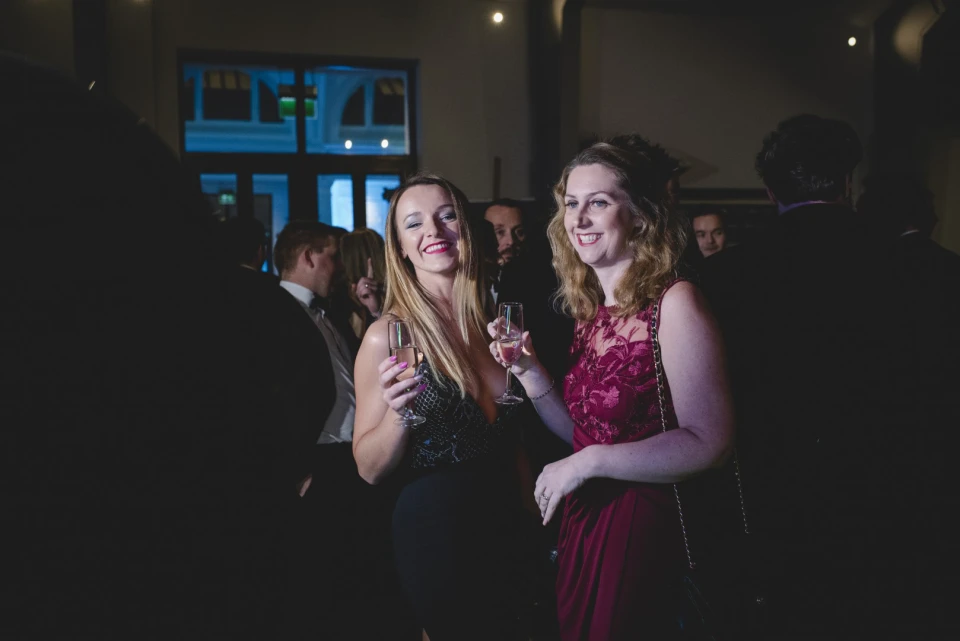 Gasten vieren het nieuwe jaar in een feestelijke sfeer met lichtjes en een photobooth-moment.