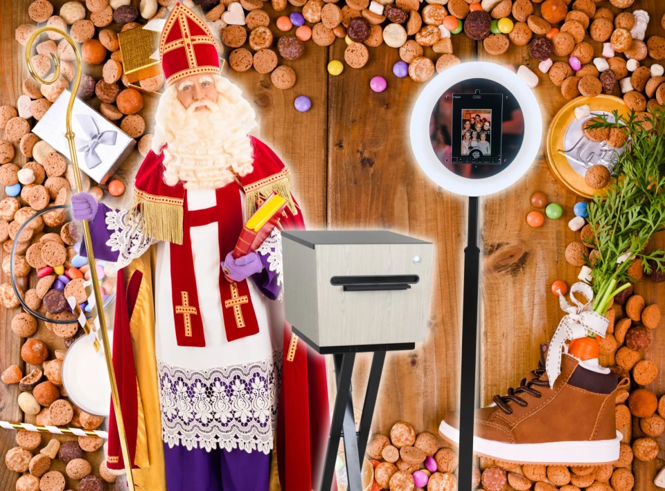 Sinterklaas en decor met pepernoten en snoepgoed naast een feestelijke photobooth.